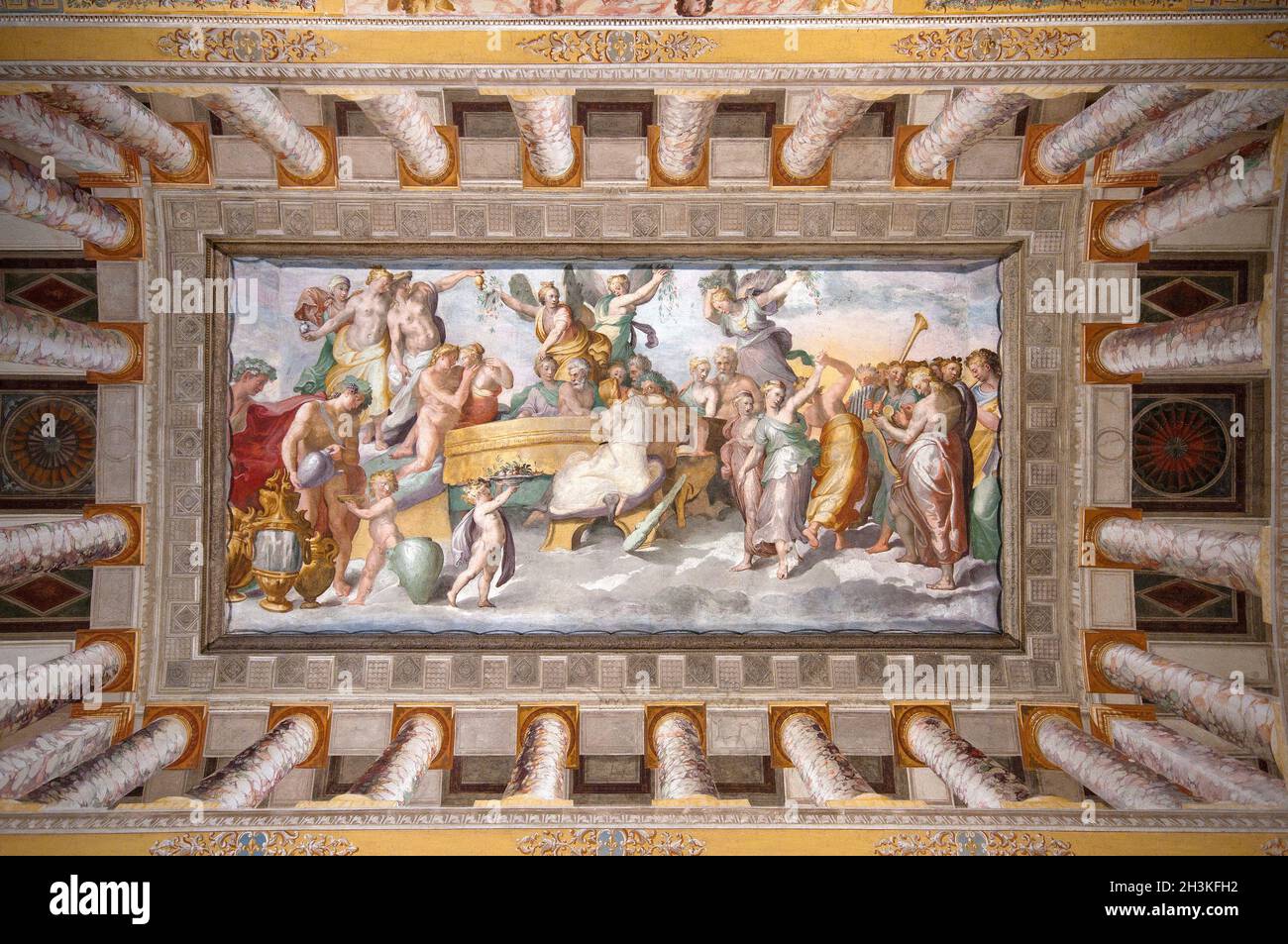 Pintura 'El banquete de los dioses' (siglo 16th) en el techo del Salón de la Fuente, Villa d'este, Tivoli, Lazio, Italia Foto de stock