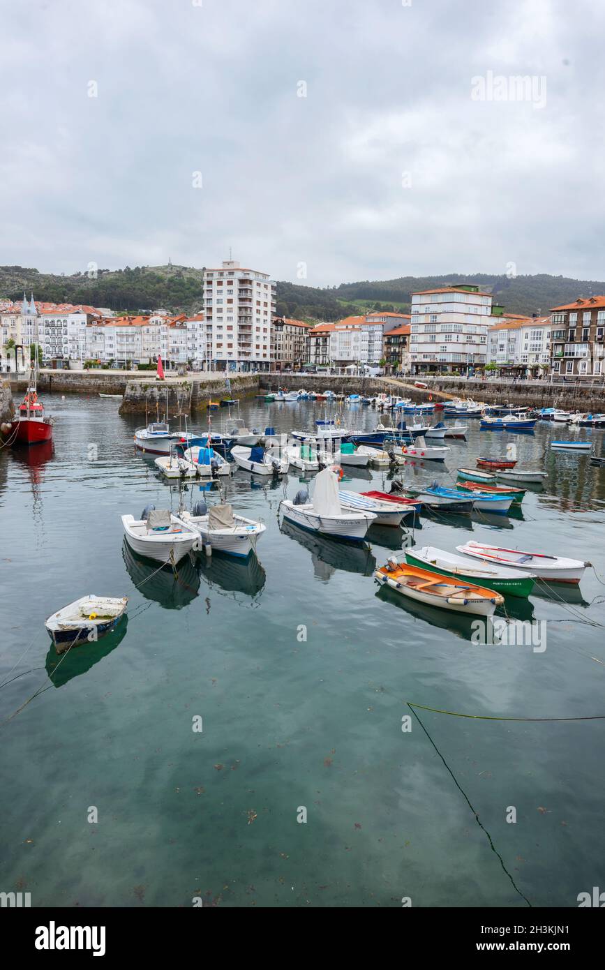 Castrourdiales, España - 11 de mayo de 2019: Pueblo de Cantabria, puerto pesquero de Castrourdiales. Paisaje urbano y barcos en el mar. Foto de stock