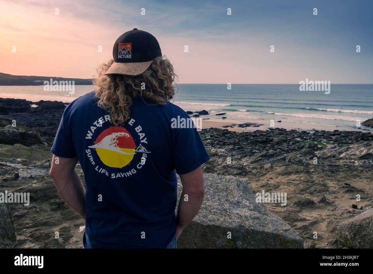 Camisa surfista fotografías e imágenes de alta resolución - Alamy