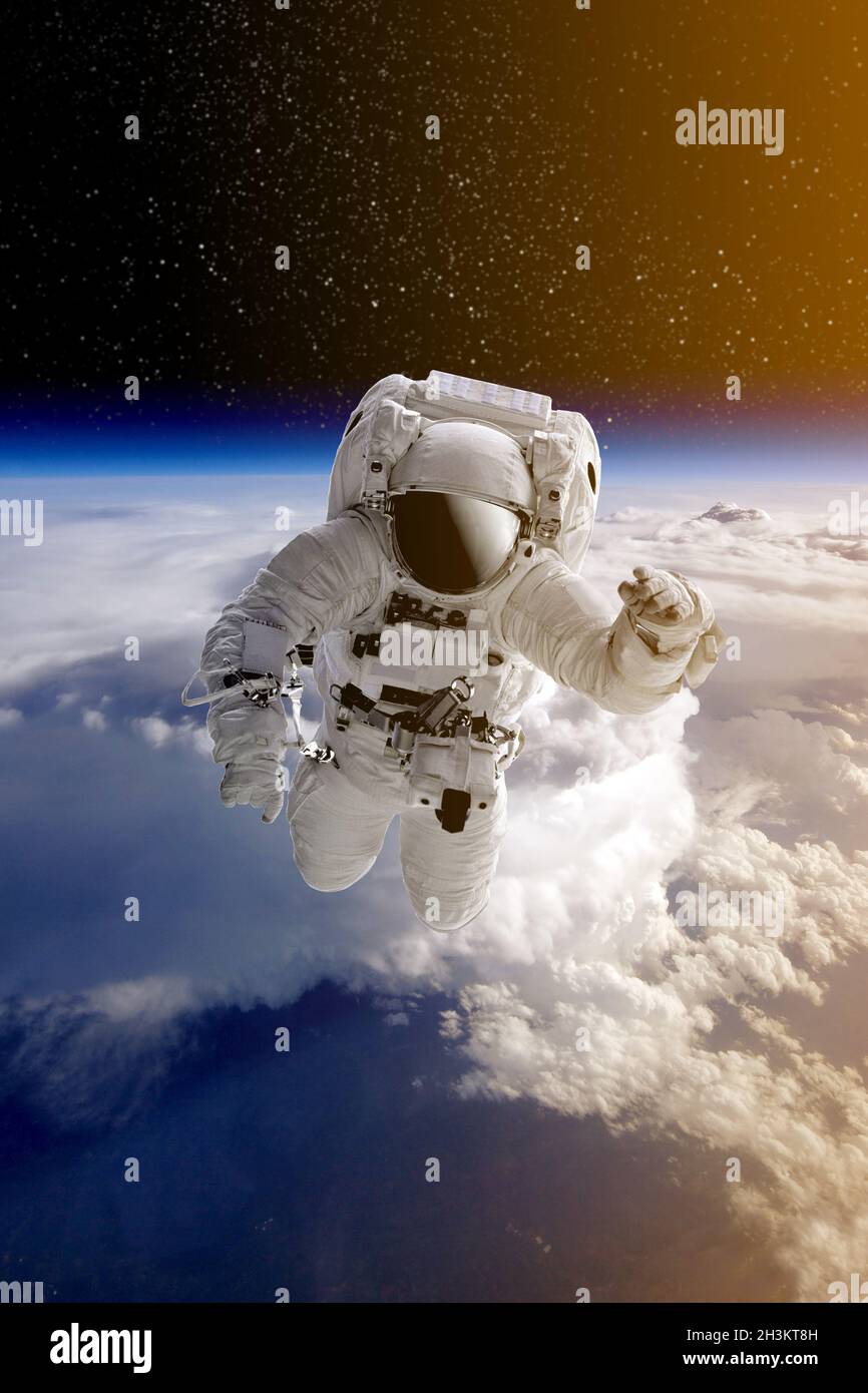 Astronauta en el espacio exterior abierto sobre el planeta Tierra.Las estrellas proporcionan el fondo.erformando un espacio sobre el planeta Tierra.Sunrise,Sunset.Our hogar. Ele. ISS Foto de stock