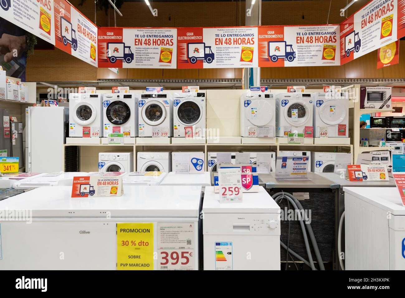 Zaragoza, España - 10 de octubre de 2020: Sección de electrodomésticos del  supermercado Alcampo, llena de ofertas y descuentos en lavadoras,  frigoríficos, lavavajillas Fotografía de stock - Alamy