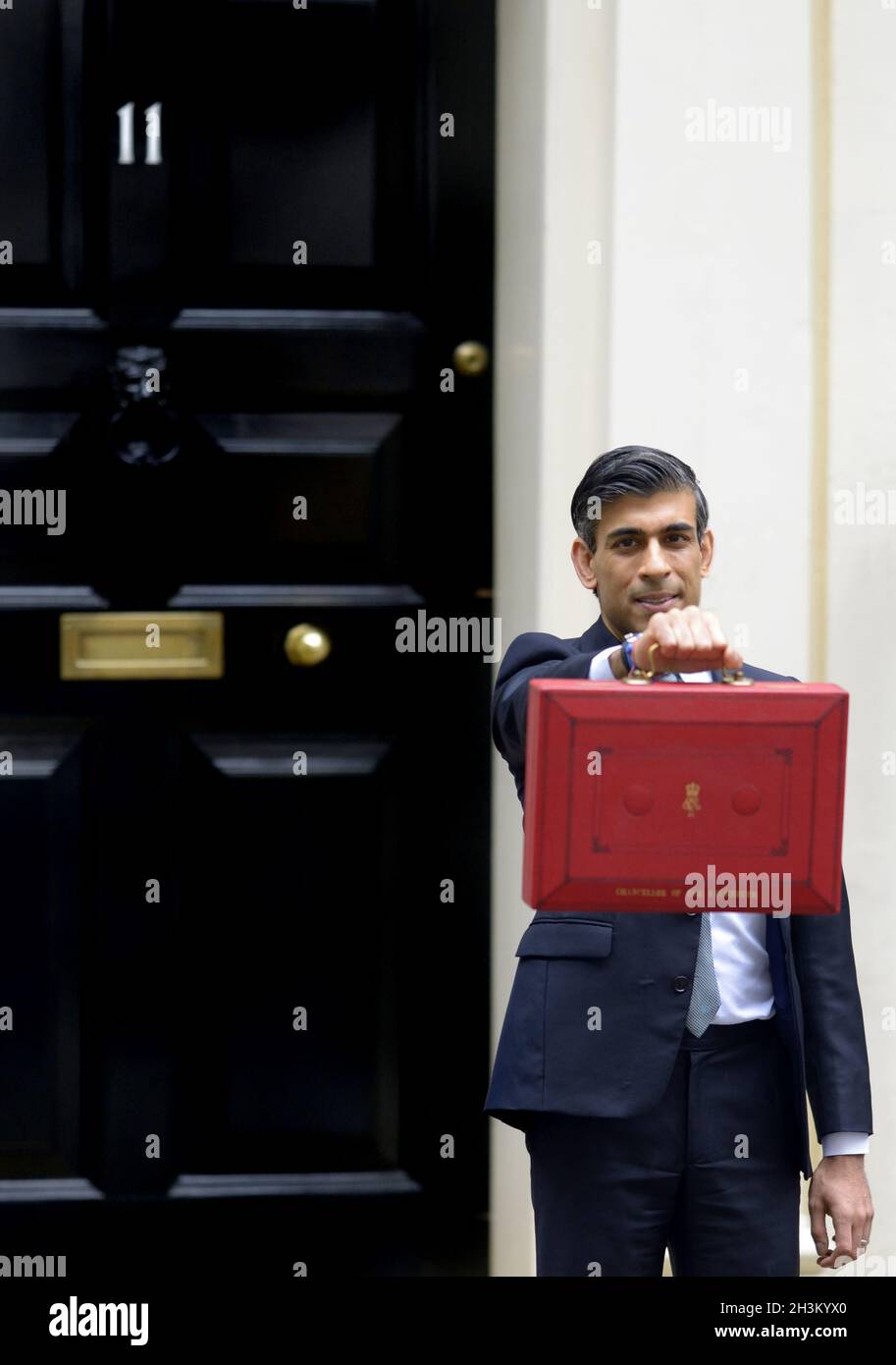 Rishy Sunak, Canciller del Tesoro, abandona Downing Street antes de su discurso sobre el presupuesto, 27th de octubre de 2021 Foto de stock