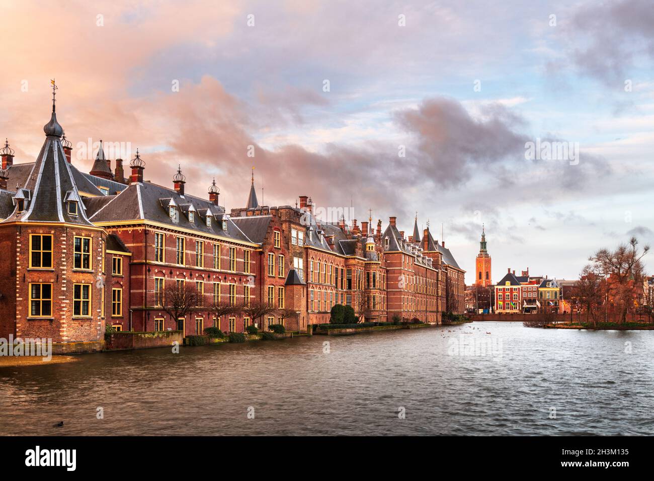 La Haya, Países Bajos en el Binnenhof y foso al atardecer. Foto de stock