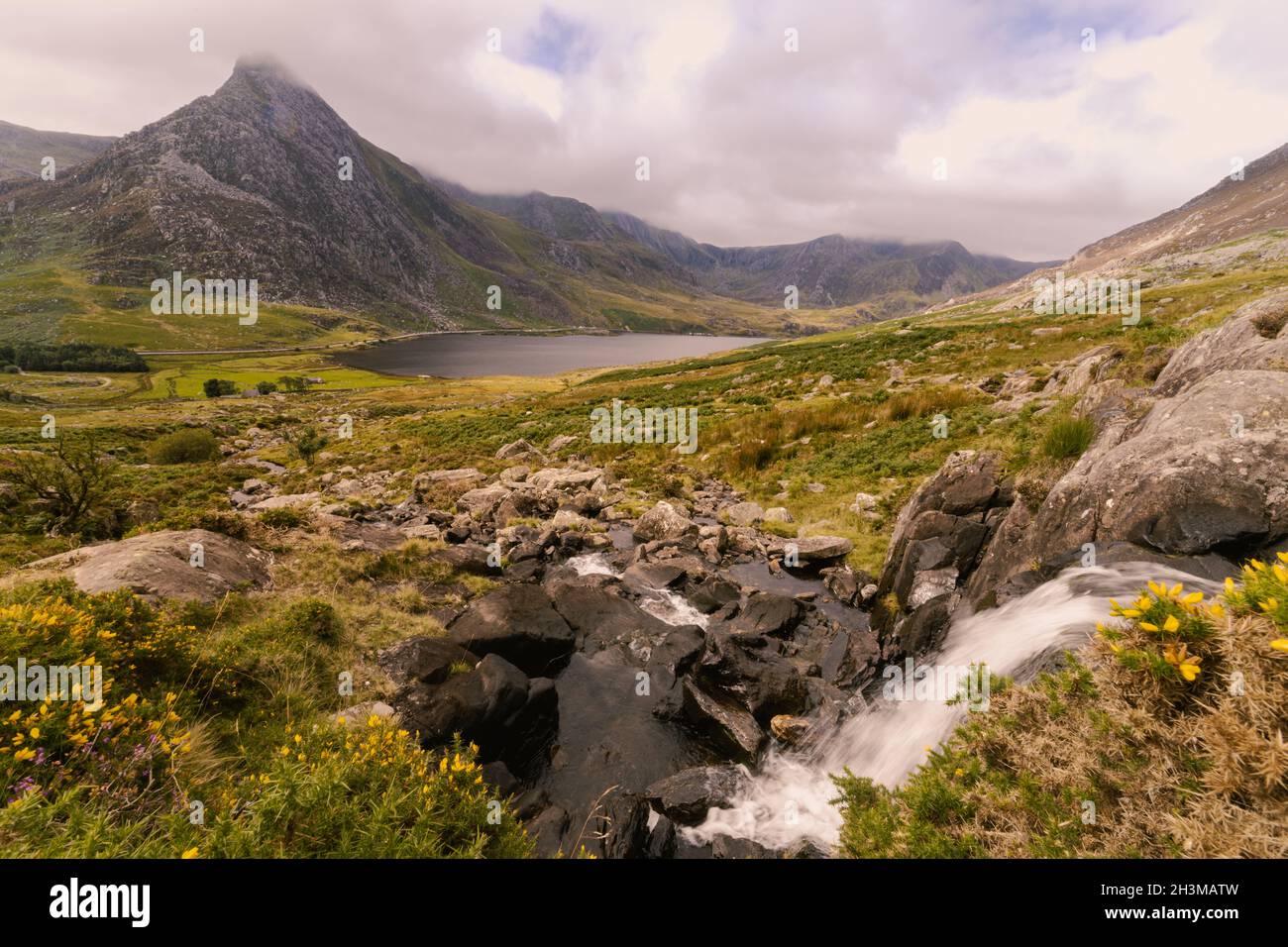 Tryfan Mountain Landscape en Gales con Llyn Ogwen y cascada en primer plano. Foto de stock