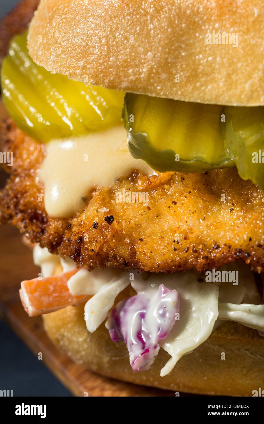 Sándwich de pollo Schnitzel alemán casero con patatas fritas Foto de stock