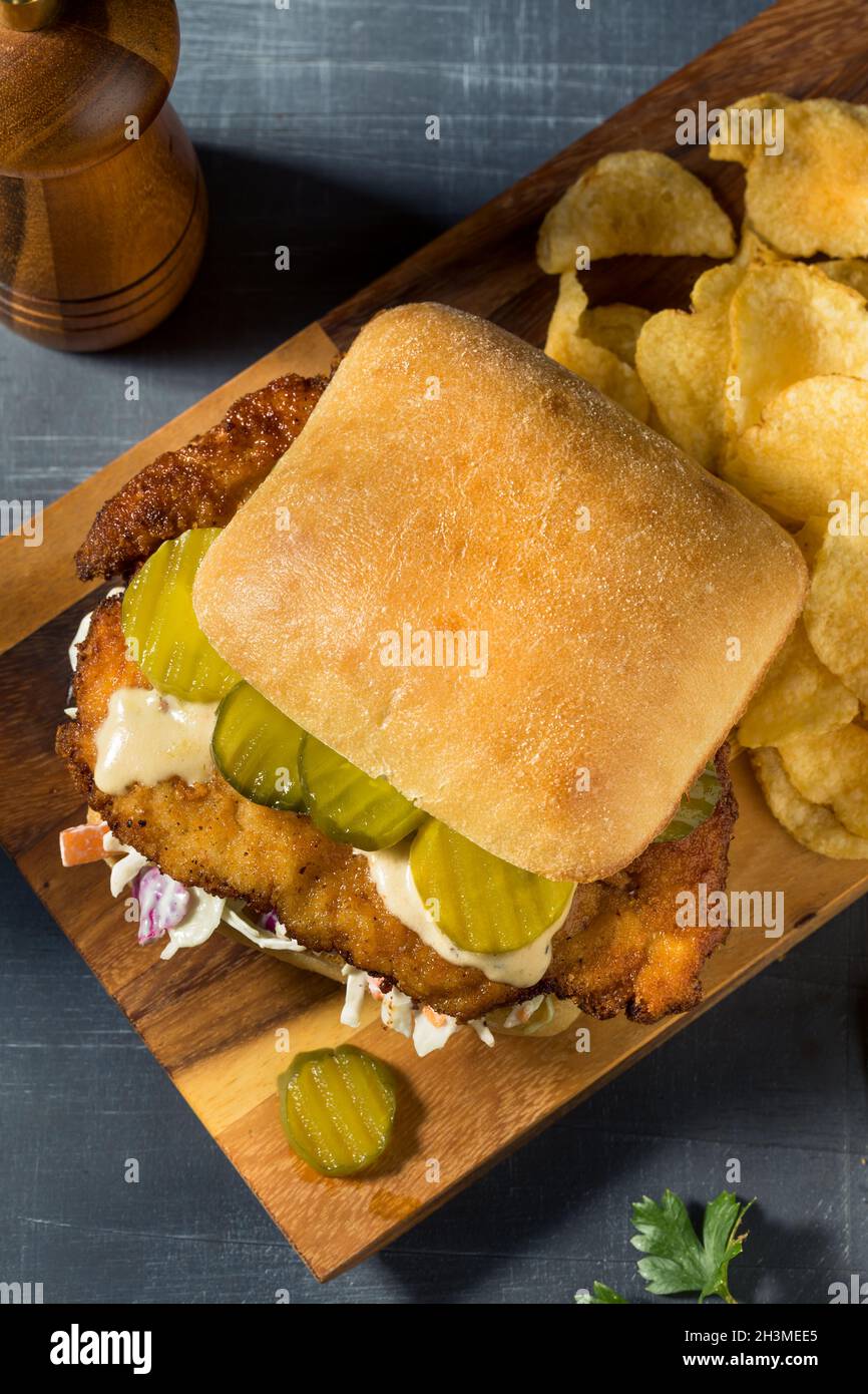 Sándwich de pollo Schnitzel alemán casero con patatas fritas Foto de stock