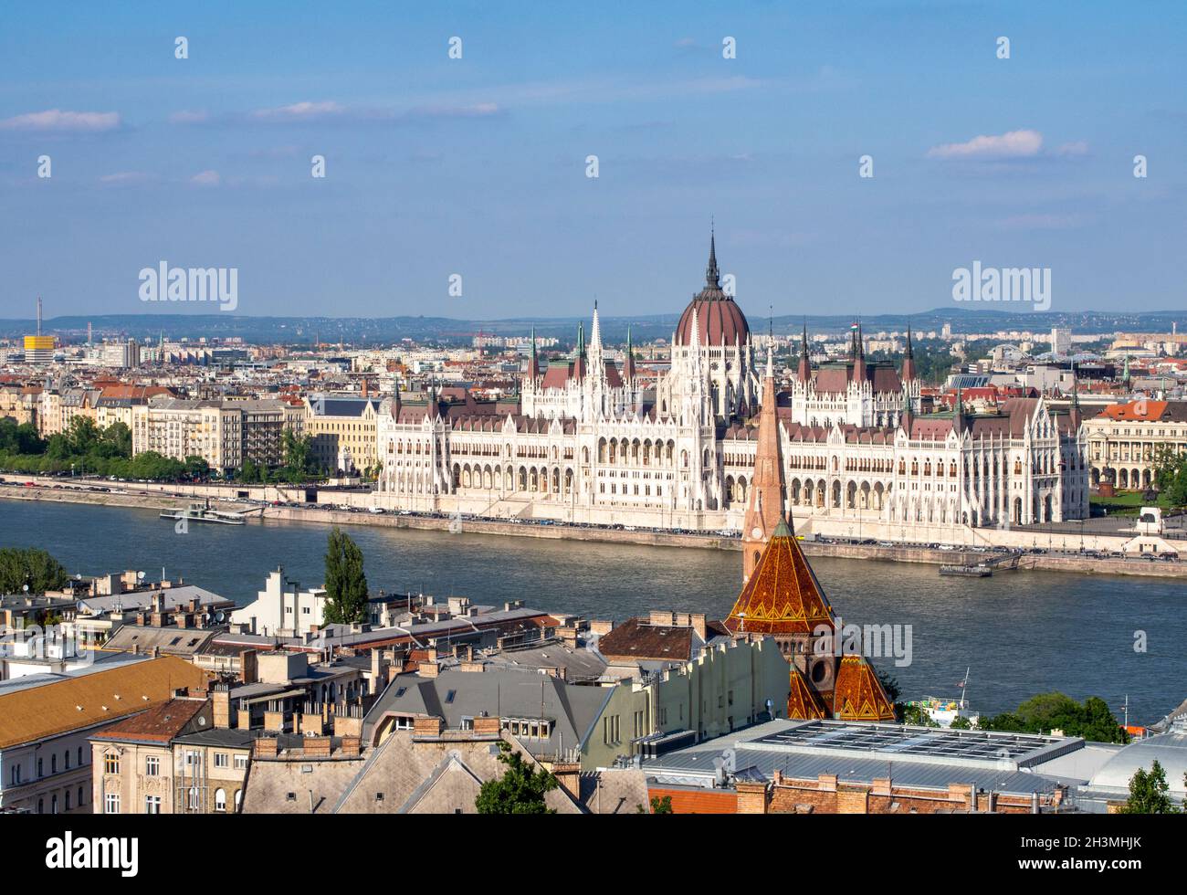 Vista de Budapest en el sol de la tarde: El Danubio y el Parlamento húngaro desde Castle Hill en Buda. Foto de stock
