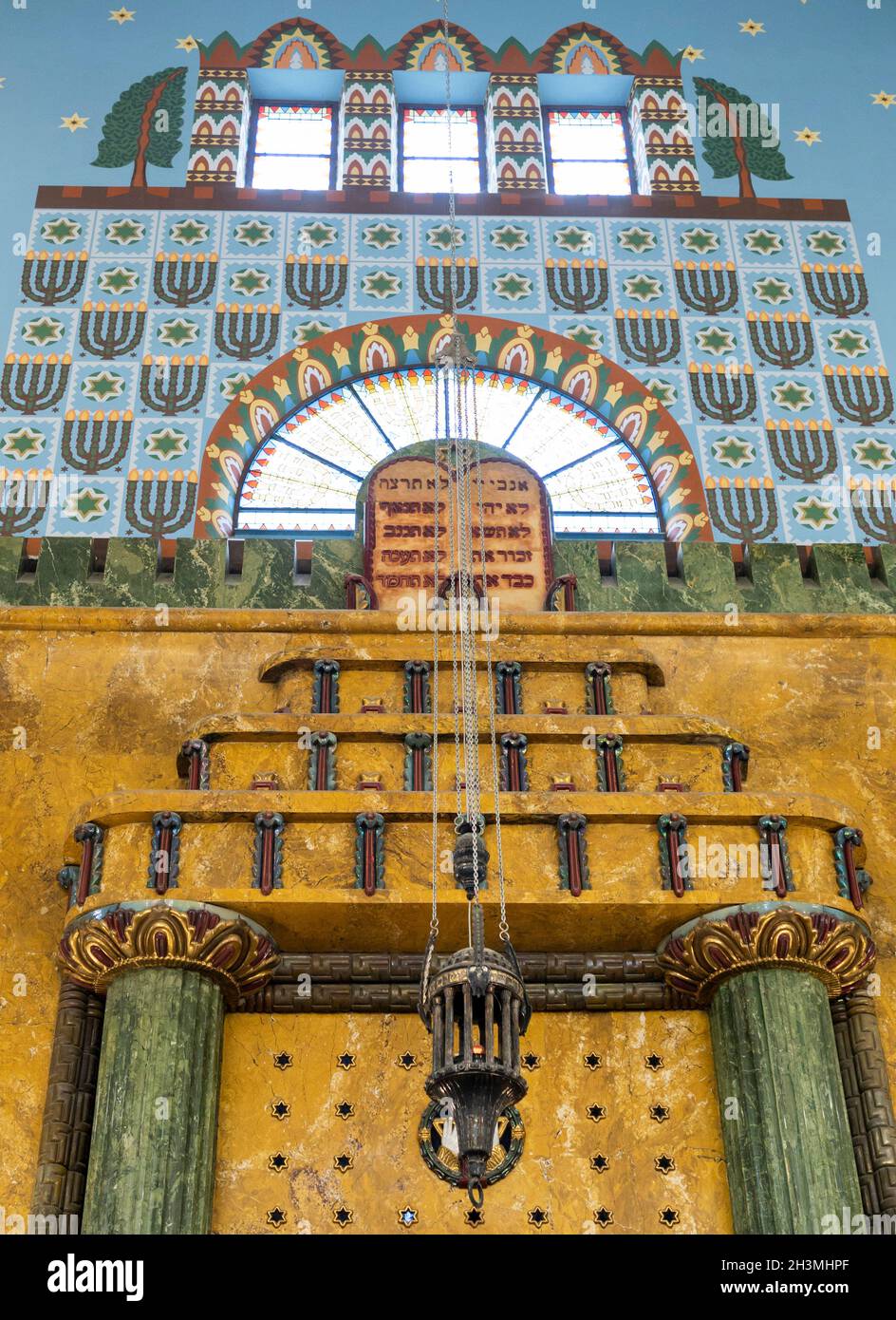 Luz eterna en la sinagoga ortodoxa de la calle Kazinczy: La luz eterna sobre la Torah y la pared oriental de la sinagoga ortodoxa de la calle Kazinczy. Foto de stock