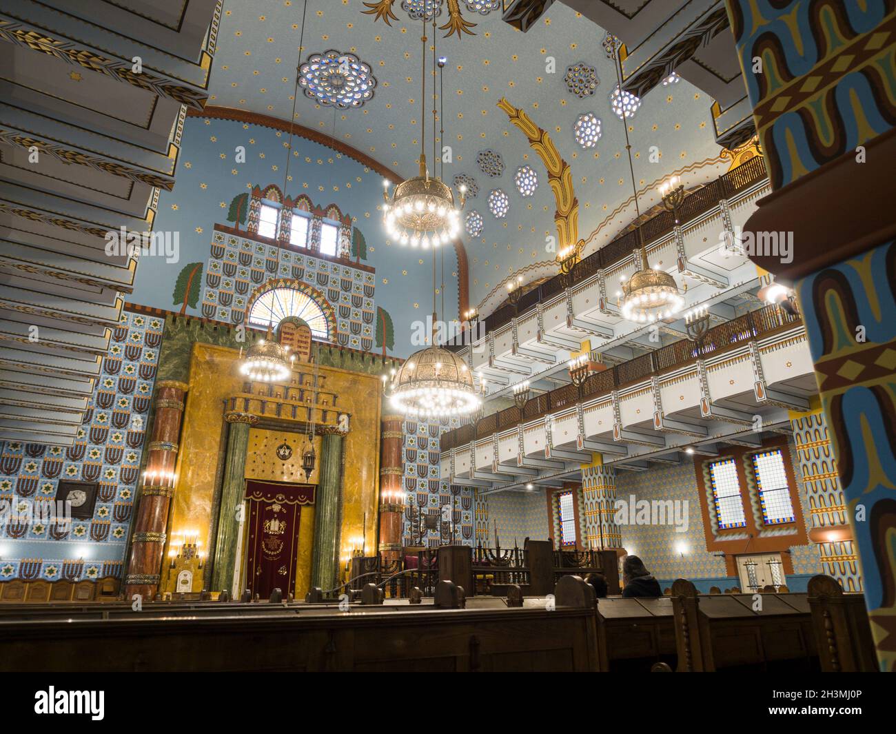 Interior de la Sinagoga Ortodoxa de la Calle Kazinczy: Interior de la Sinagoga Ortodoxa de la Calle Kazinczy, vista lateral trasera. Foto de stock