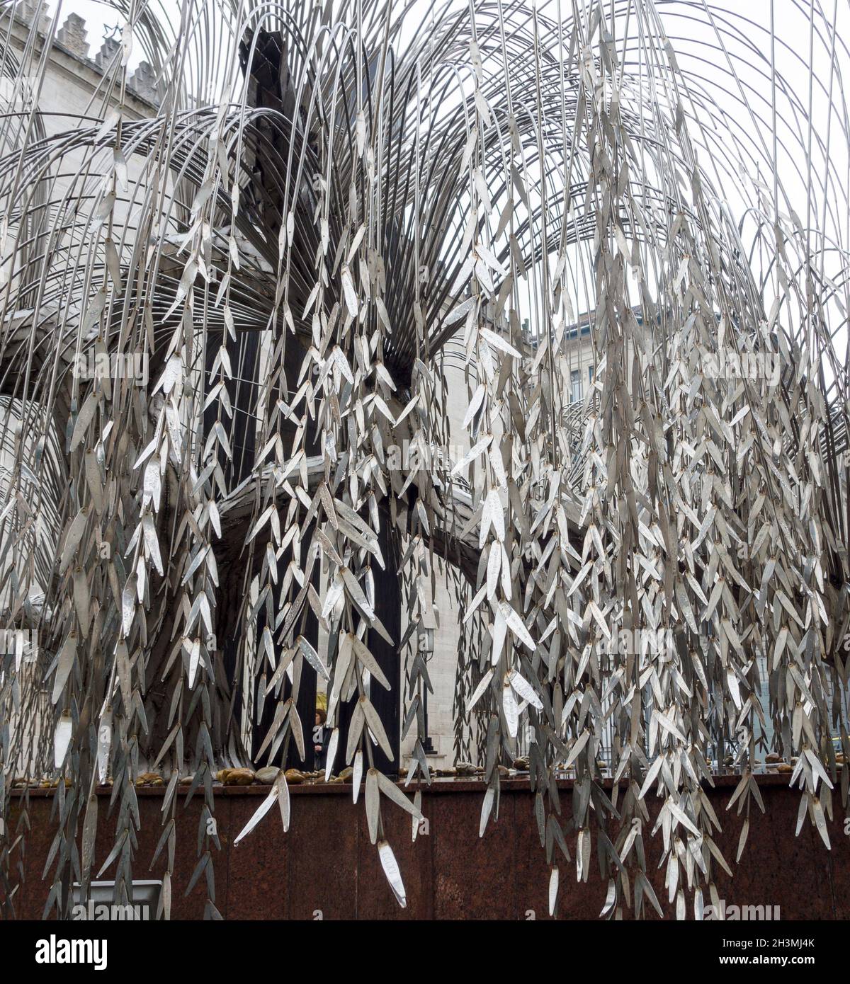 Monumento al Holocausto: Un sauce que llora en acero inoxidable: El árbol conmemorativo de Hollocaust en la Gran Sinagoga de Budapest toma la forma de un sauce armado con hojas que nombran a las víctimas. El agua de lluvia gotea como lágrimas. Foto de stock