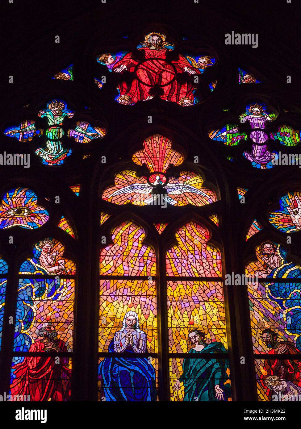 Detalle de vitrales en la Capilla de San Ludmila: Detalle de una vidriera moderna muy colorida en la Chaple de San Ludmila en la Catedral de Praga. Foto de stock
