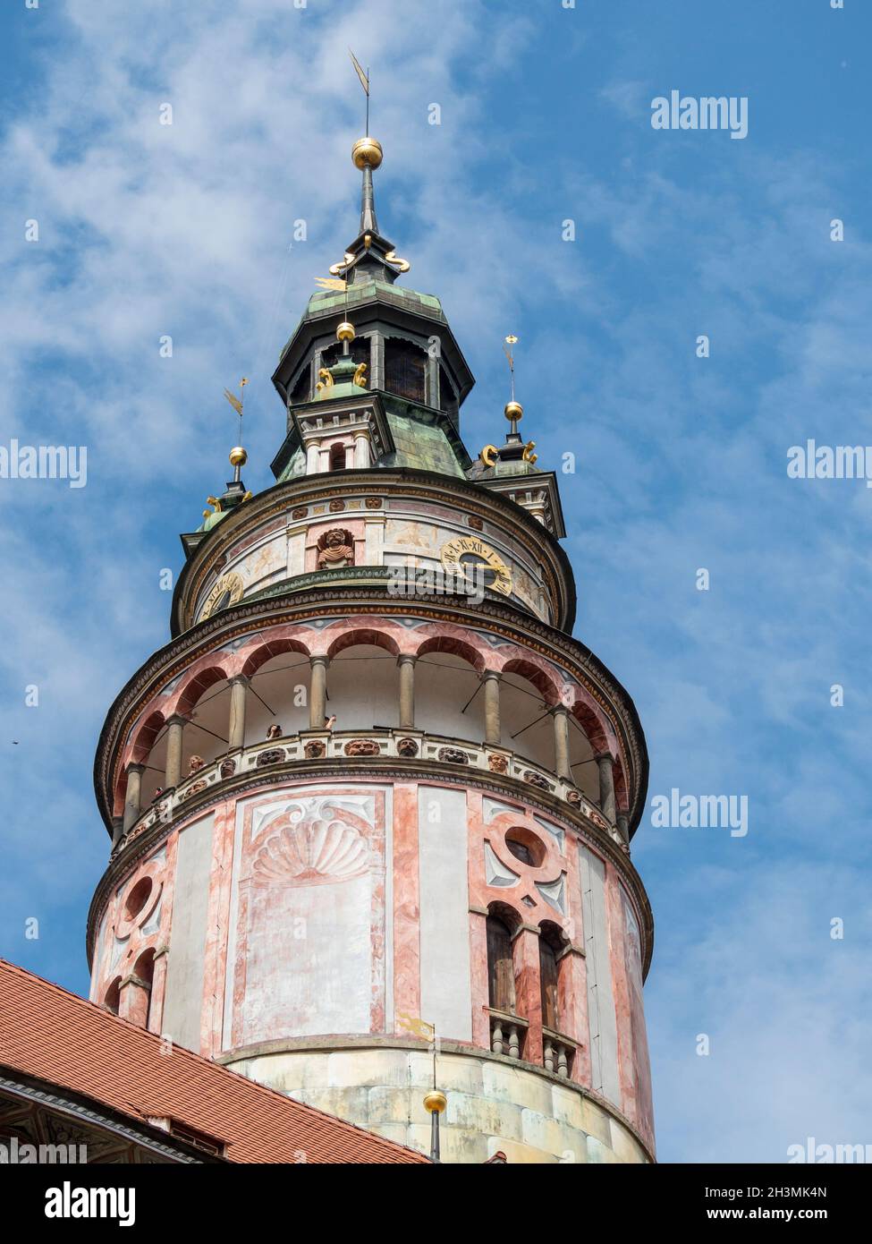 La Torre del Castillo de Český Krumlov vuelve a un cielo azul: Esta torre alta del renacimiento domina el horizonte de la pequeña ciudad de Český Krumlov. Pinturas al fresco decoran su fachada. Foto de stock
