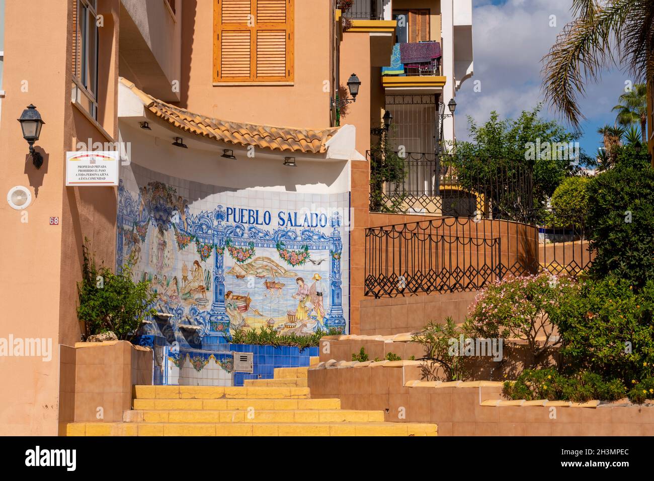 Propiedades de Apartamentos Pueblo Salado en Puerto de Mazarrón, Murcia,  España. Ciudad costera mediterránea Fotografía de stock - Alamy