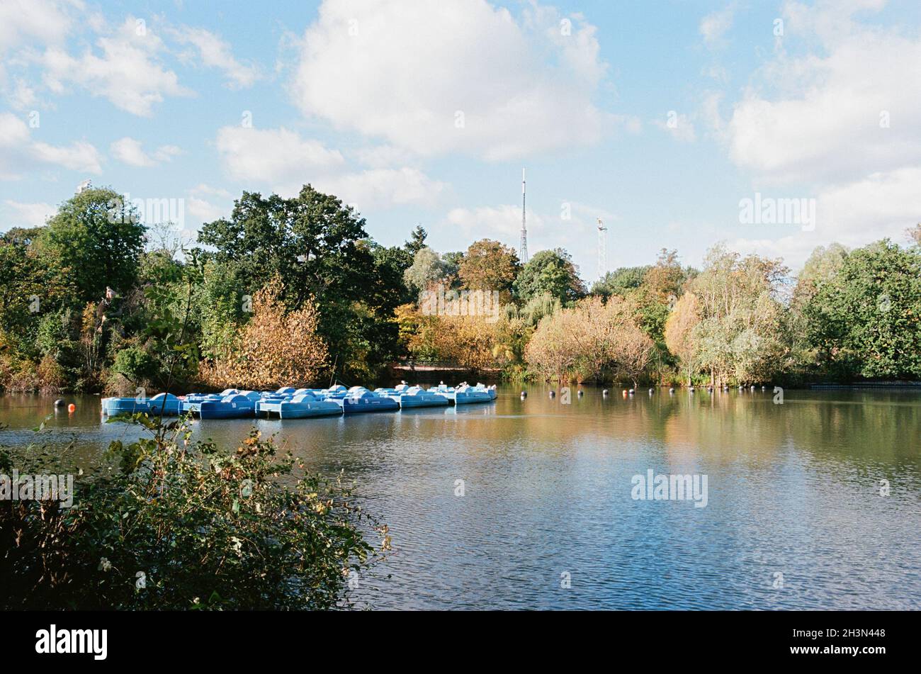 El lago en barco en Crystal Palace Park, en el distrito londinense de Bromley, sudeste de Inglaterra Foto de stock