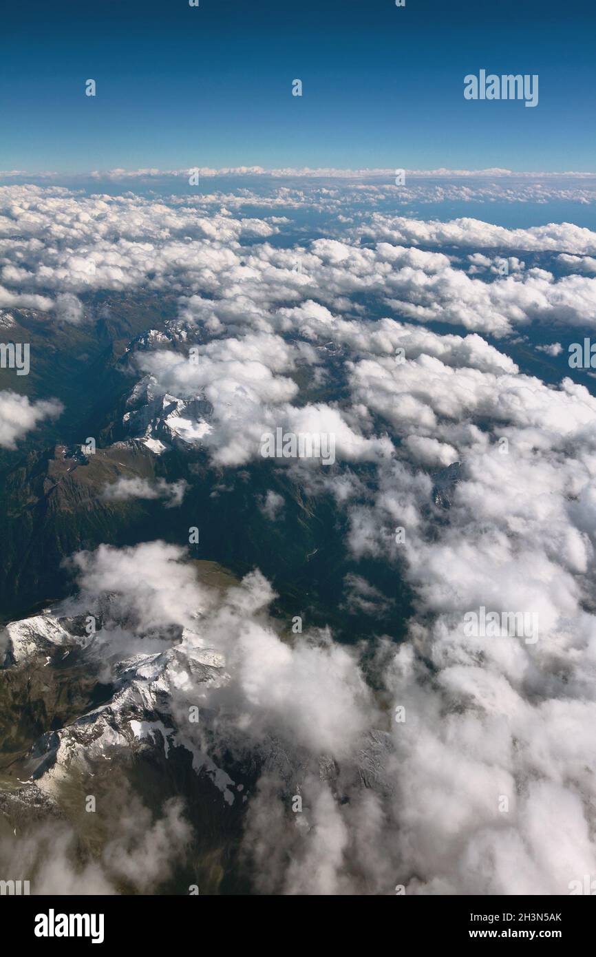 Cordillera bajo las nubes, inspección aérea. Cáucaso, Territorio de Krasnodar, Rusia Foto de stock