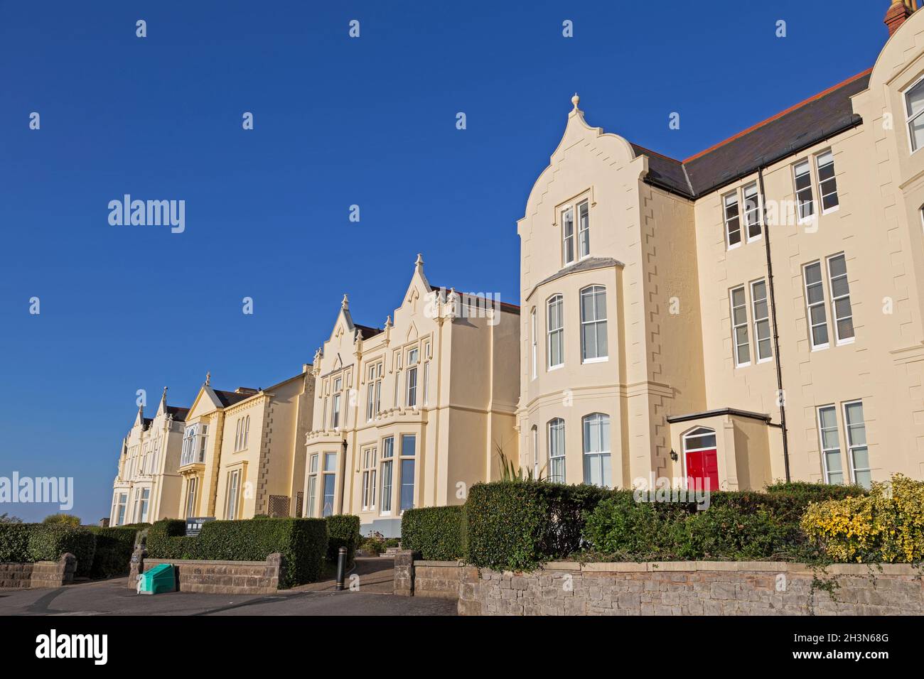 Una fila de casas victorianas en Weston-super-Mare, Reino Unido que una vez fueron parte del Weston College y ahora han sido convertidas en pisos. Foto de stock