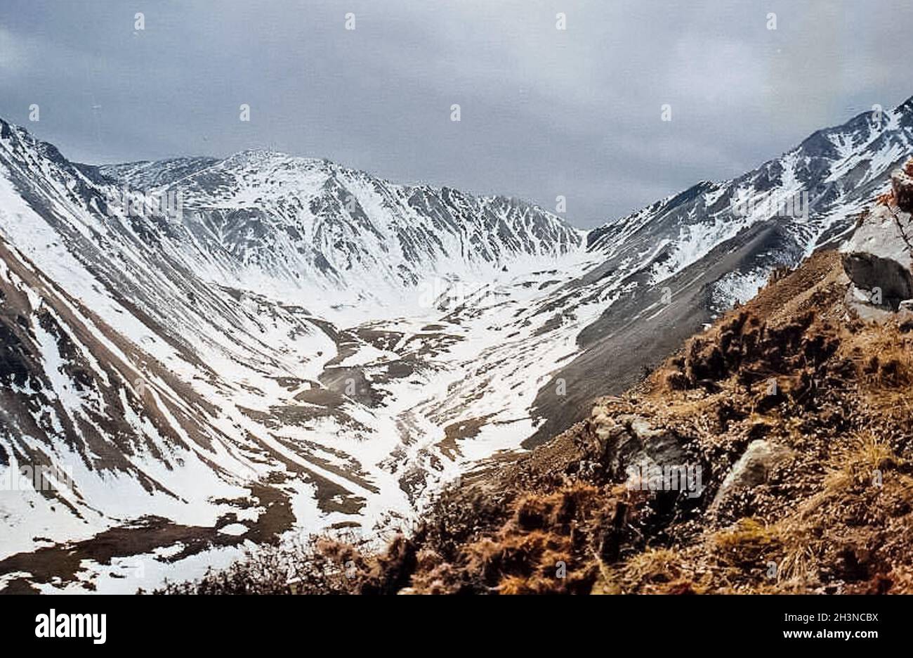 Monte Sayan en invierno en la nieve. La naturaleza de las montañas es sayan. Foto de stock