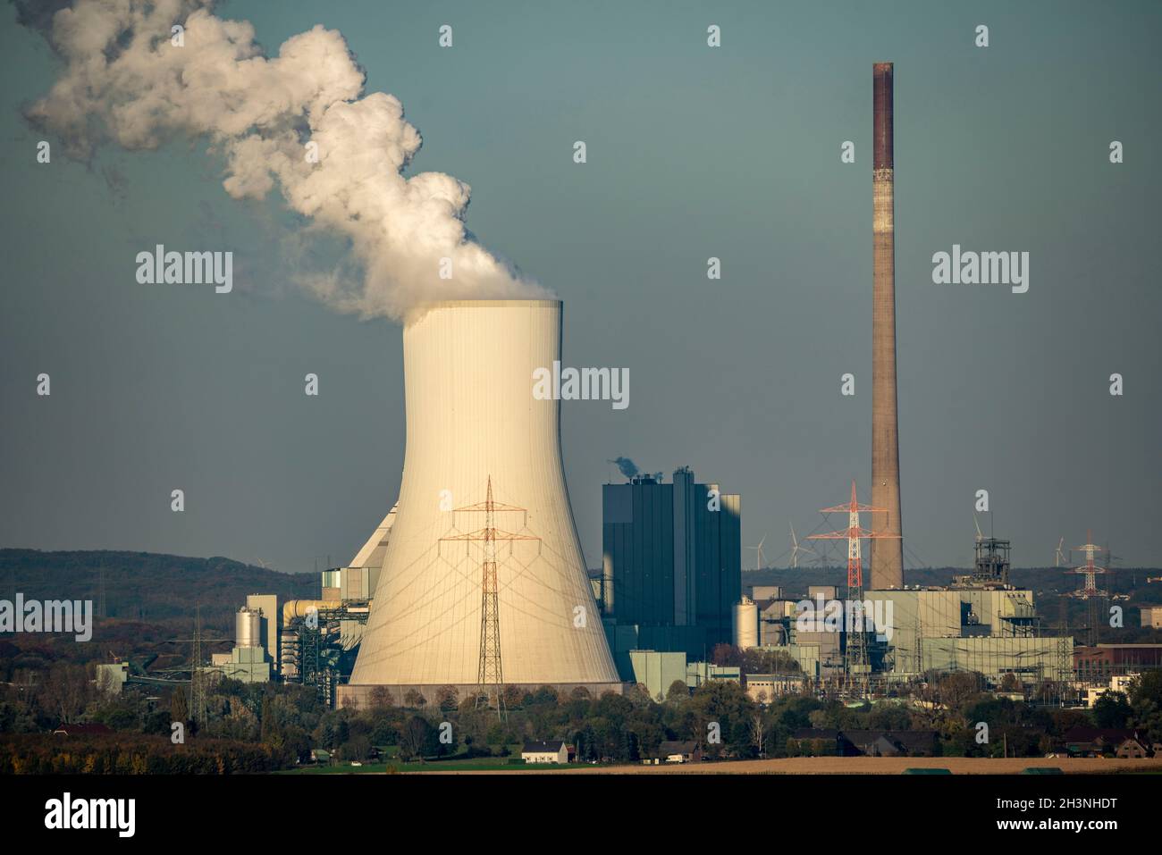 Torre de refrigeración de la central eléctrica de carbón Duisburg-Walsum, operada por STEAG y EVN AG, 181 metros de altura, unidad de la central eléctrica 10, nube de vapor de agua, Foto de stock