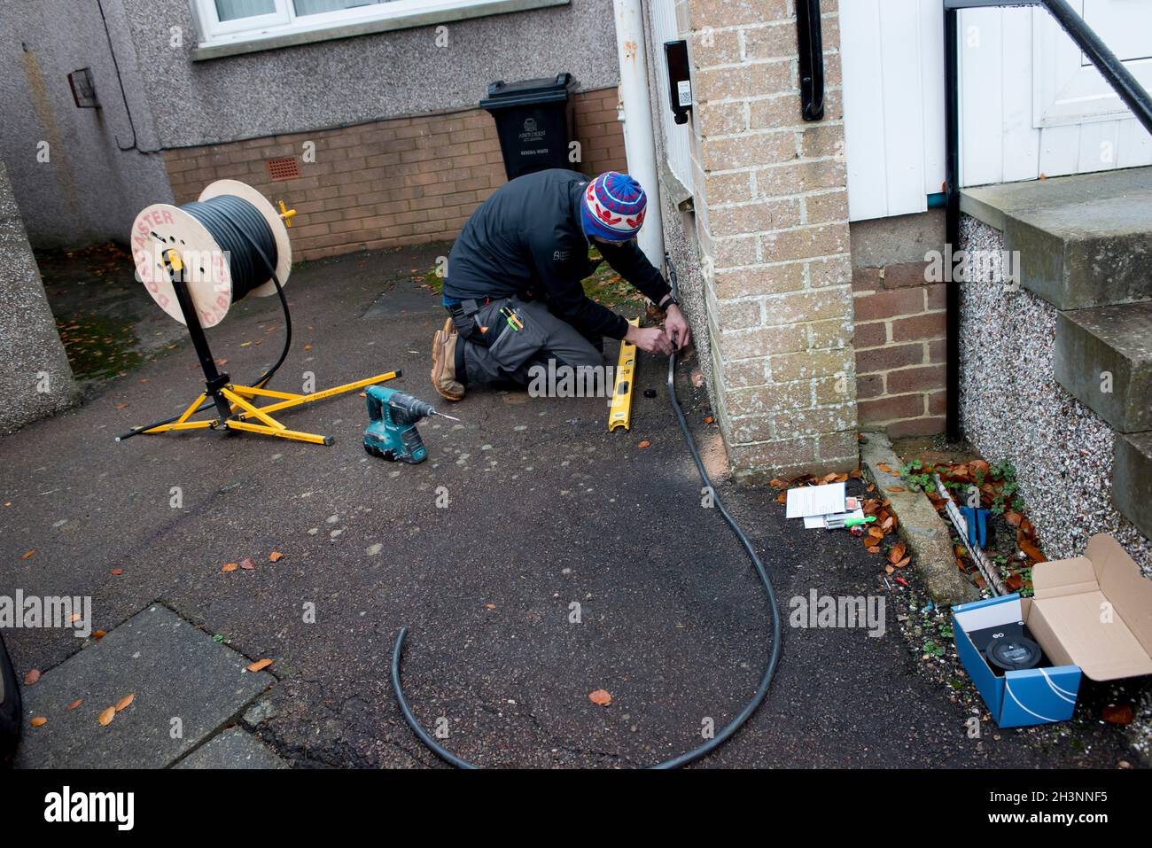 Instalación de un punto de carga de un coche eléctrico en una casa en Aberdeen Escocia Instalación de un punto de carga de un coche eléctrico en una casa en Aberdeen Escocia
