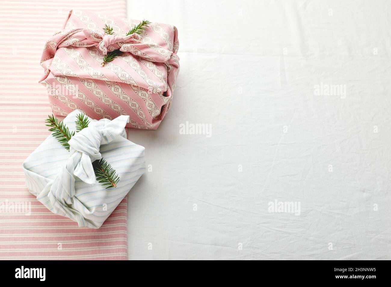 Envoltorio de regalo ecológico de Navidad con estilo kuroshiki japonés tradicional, envoltorio de regalo ecológico y concepto Zero Wast Foto de stock