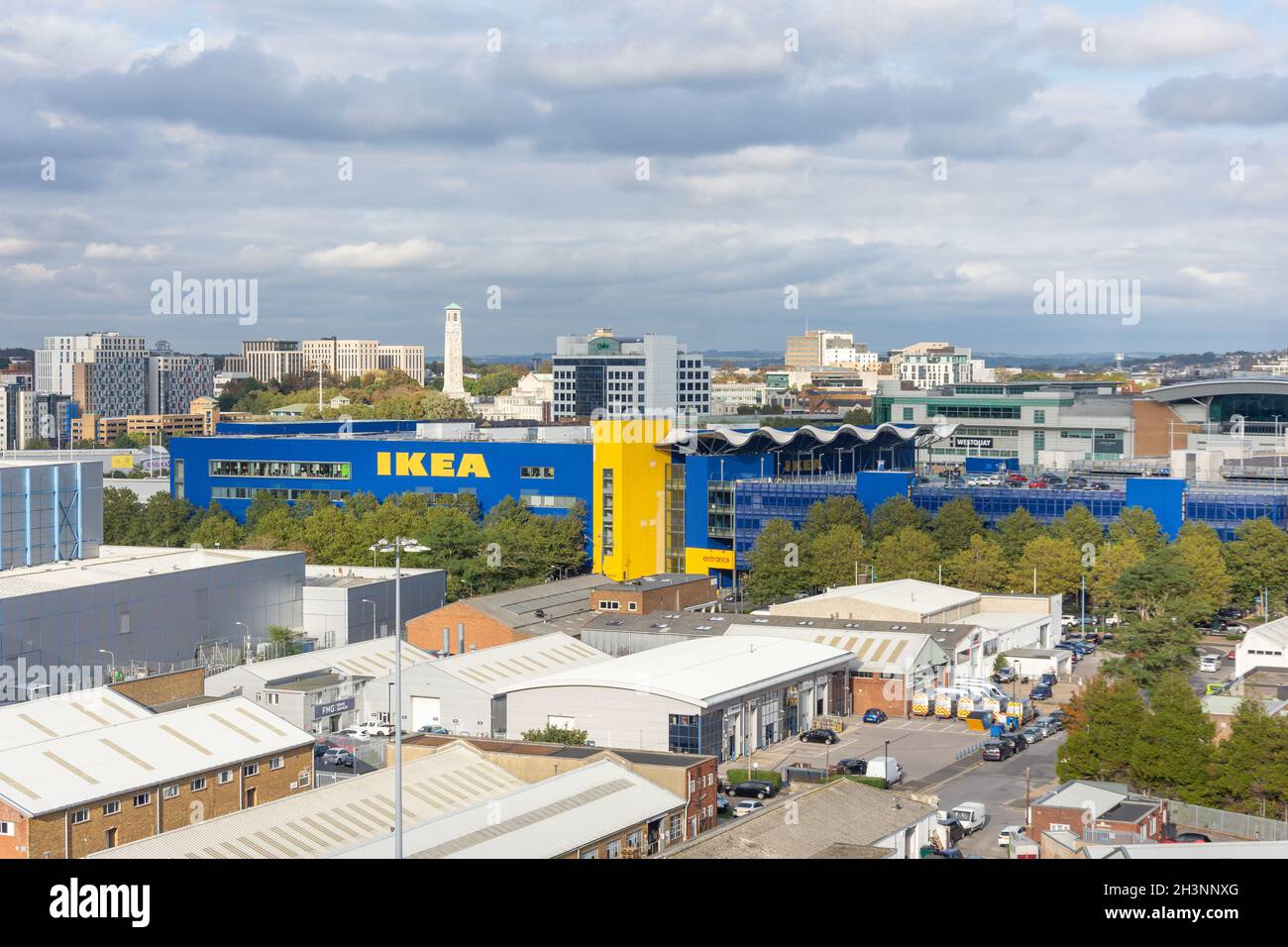 Vista del centro de la ciudad y de la tienda IKEA desde la cubierta del crucero 'Anthem of the Seas' del Caribe Real, Southampton, Hampshire, Inglaterra, Reino Unido Foto de stock