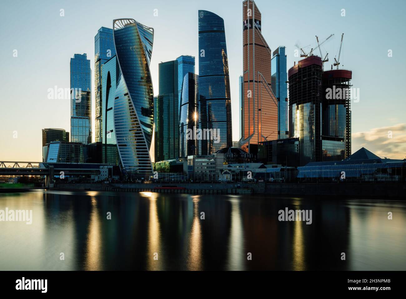 MOSCÚ, RUSIA - 29 de octubre de 2021: Vista nocturna de la ciudad de Moscú. Fotografías de alta calidad Foto de stock