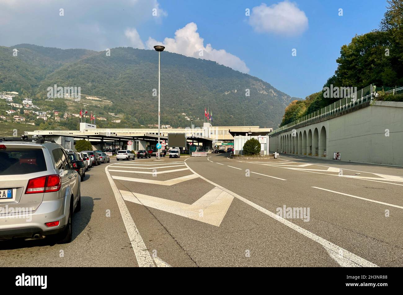 Como, Suiza, 23.10.2021. Coches haciendo cola en la frontera que cruza Como Chiasso en la autopista suiza. Foto de stock