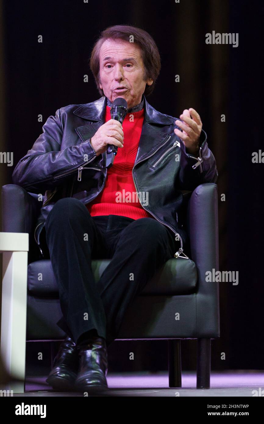 Madrid, España. 29th Oct, 2021. El cantante español Rafael (Miguel Rafael Martos Sánchez) durante una reunión con los fans en el Centro Cultural Matadero. (Foto de Atilano Garcia/SOPA Images/Sipa USA) Crédito: SIPA USA/Alamy Live News Foto de stock