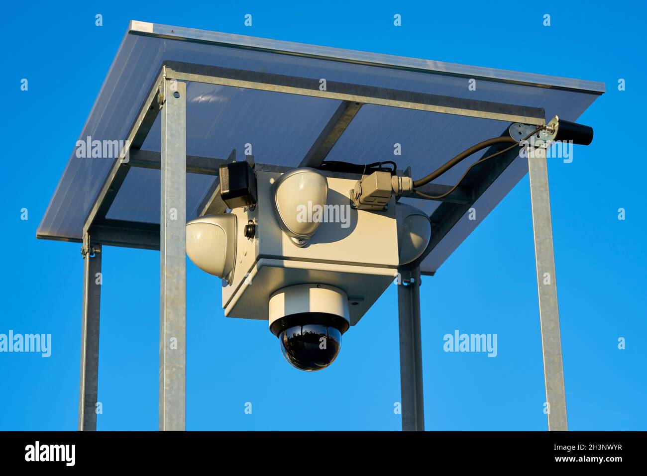 Cámaras de vigilancia para la vigilancia de lugares públicos en el centro de la ciudad De Magdeburg en Alemania Foto de stock
