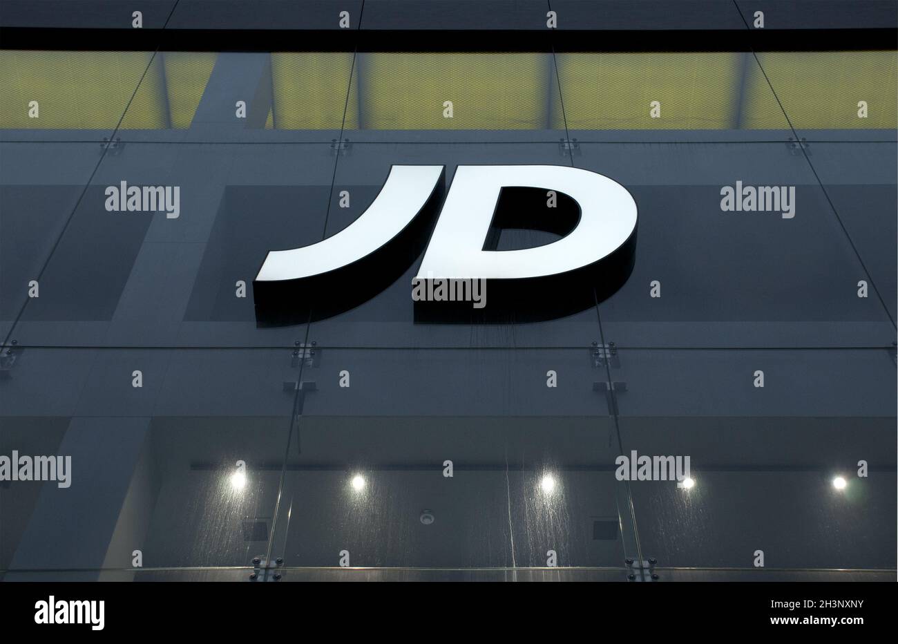 Logotipo en la parte delantera de la tienda de deportes JD en el centro de leeds Foto de stock