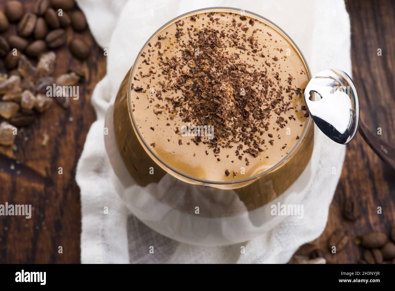 Café Dalgona en vaso. Bebida coreana de moda de café instantáneo, leche y moreno Fotografía de stock - Alamy