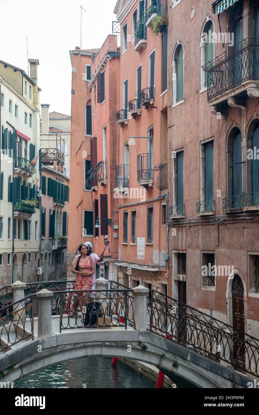 Pareja tomando una selfie en un pequeño puente en Venecia, Italia Foto de stock