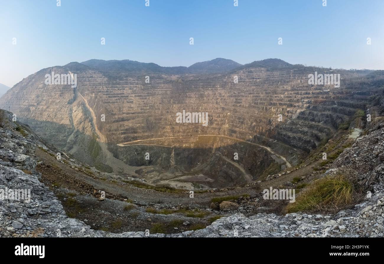 Cielo abierto mina de hierro panorama Foto de stock