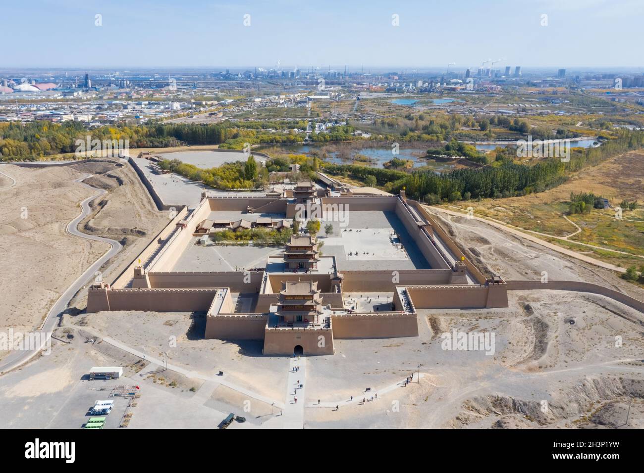 Vista aérea del paso de jiayu en la ciudad de jiayuguan Foto de stock