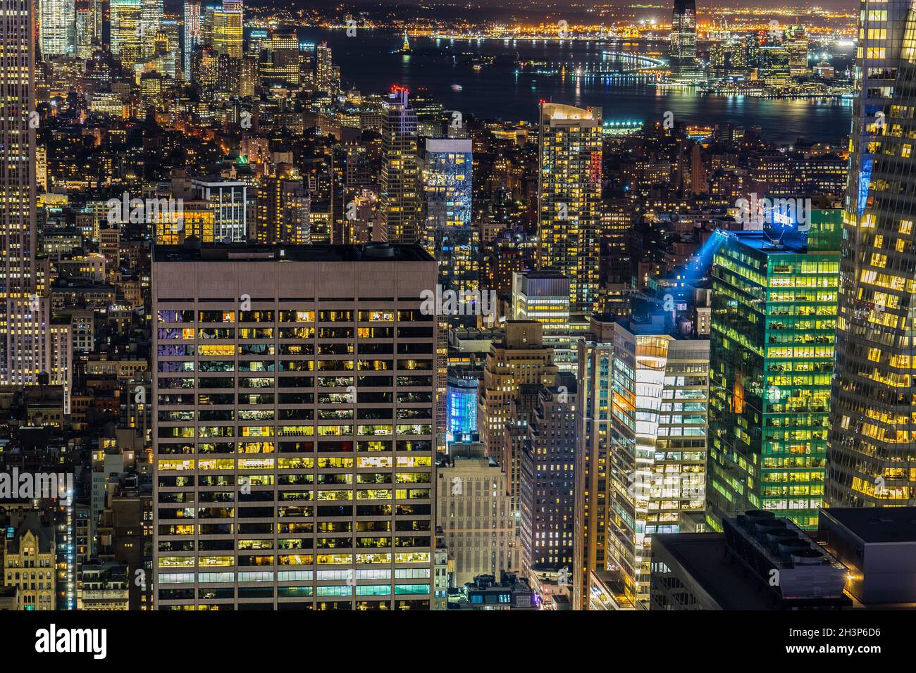 Vista nocturna del centro desde lo alto de la Roca (Plataforma de observación del Rockefeller Center) Foto de stock