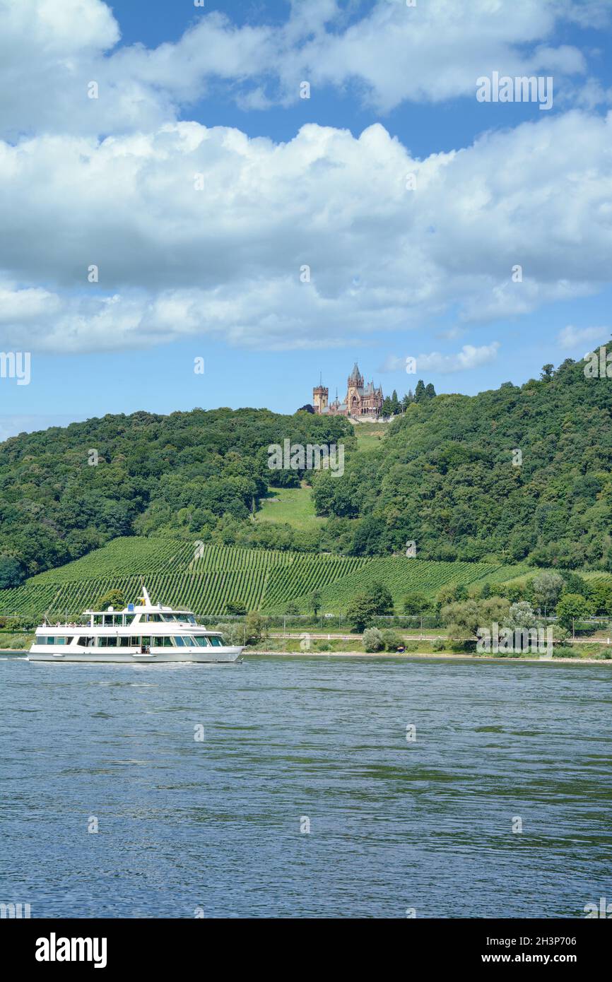 Castillo de Drachenburg en el río Rin, Alemania Foto de stock