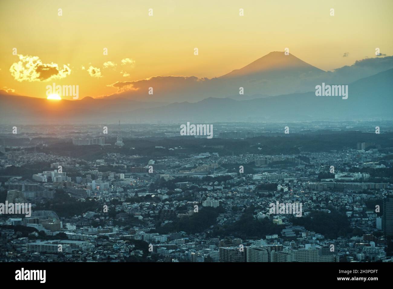 La ciudad de Yokohama y el Monte Fuji y el anochecer Foto de stock