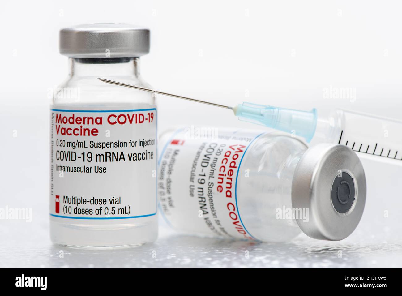 Los viales con la vacuna Moderna Covid-19 se utilizan en el centro de vacunación de corona en la ciudad de Augsburgo i. Foto de stock