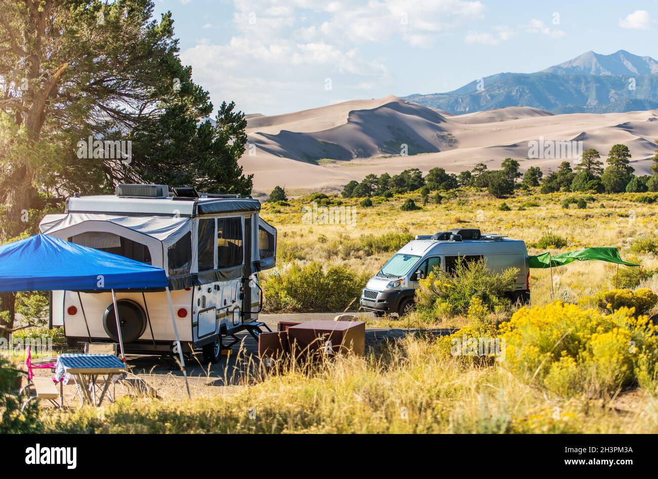 Viajes a los Parques Nacionales Americanos. Camping para caravanas en Colorado Great Sand Dunes, Estados Unidos de América. Foto de stock