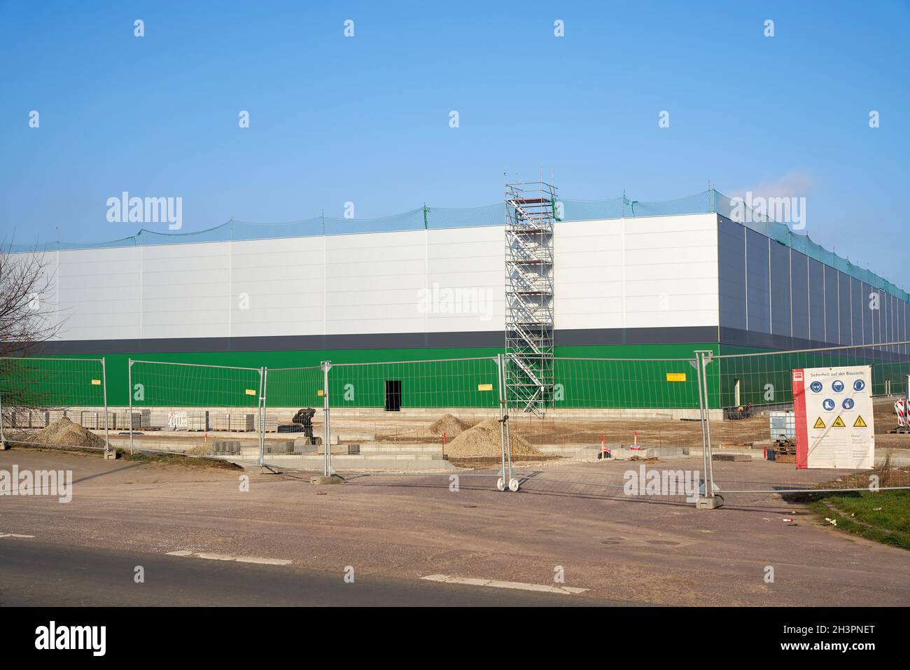 Sala de fábrica de nueva construcción en una zona industrial en el norte de Magdeburg en Alemania Foto de stock