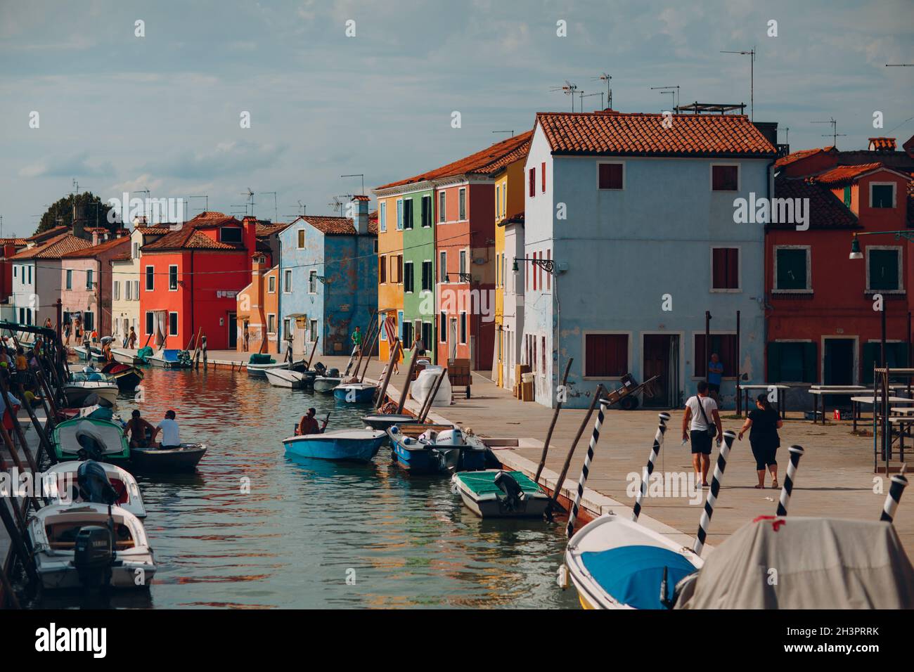Burano, Italia - 7 de agosto de 2019: Turistas en la isla de Burano, Venecia, Italia Foto de stock