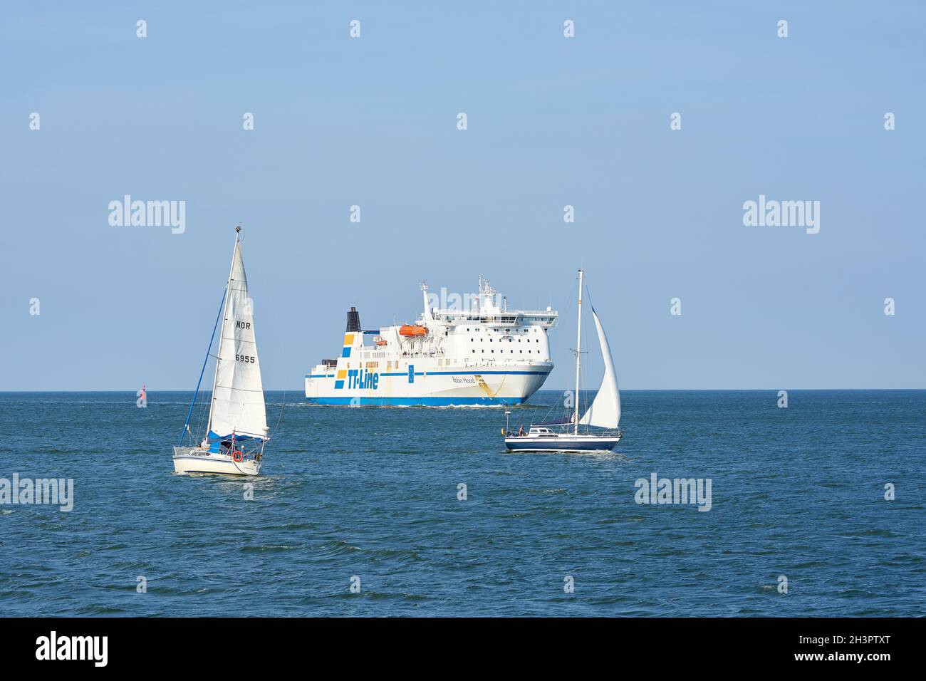 El ferry Robin Hood y veleros en su camino al puerto de Swinoujscie Foto de stock
