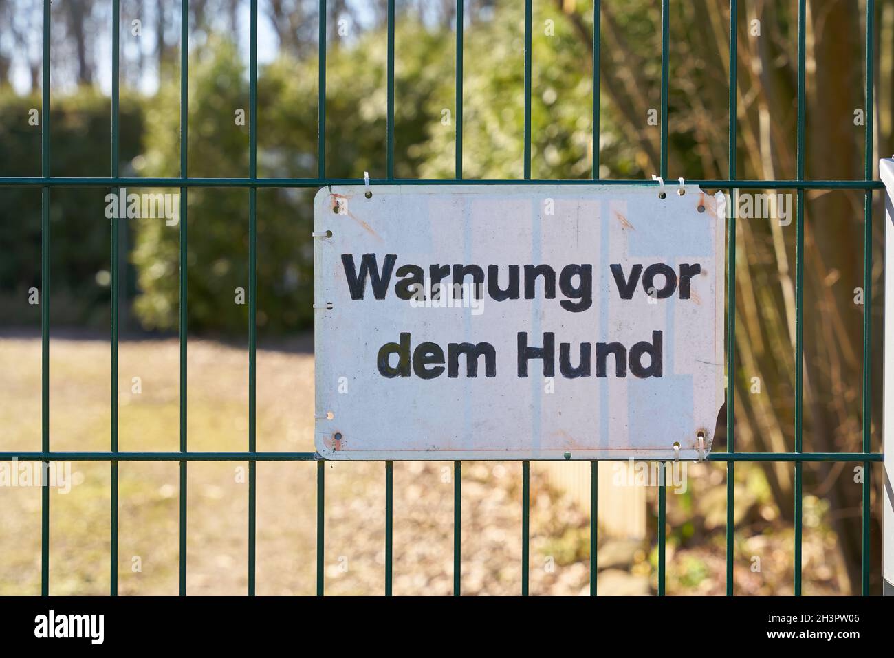 Firmar una valla en alemania con la inscripción Advertencia del perro (Warnung vor dem Hund) Foto de stock