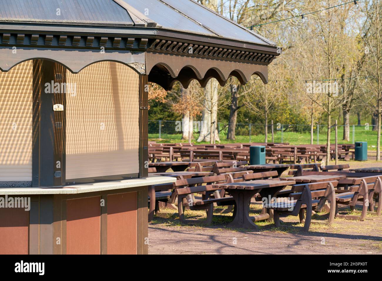 Restaurante cerrado al aire libre durante un encierro durante la pandemia de Corona en un parque en Alemania Foto de stock