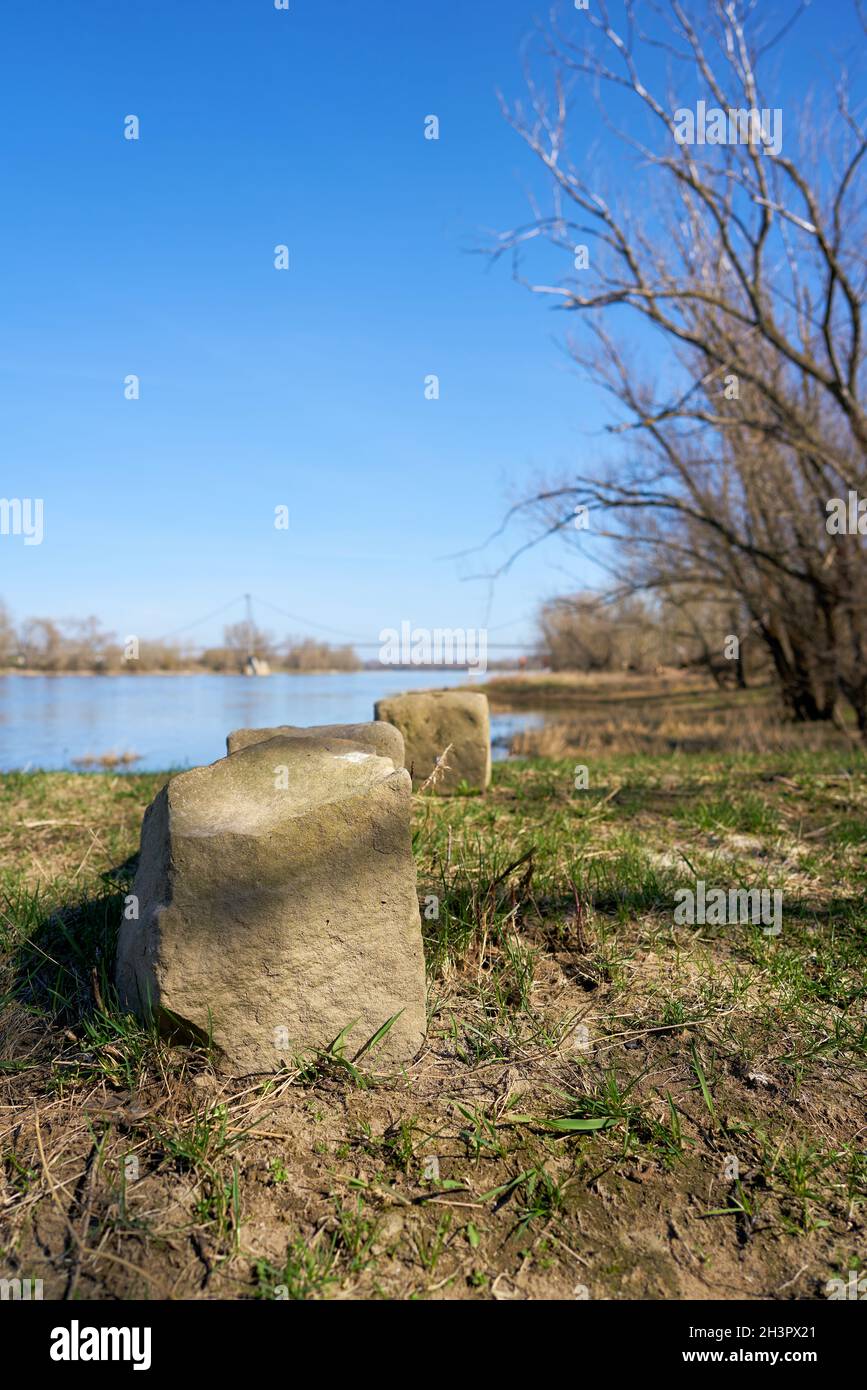 Piedra en la orilla del río Elba en el Sendero para bicicletas Elbe cerca de Magdeburg en Alemania Foto de stock