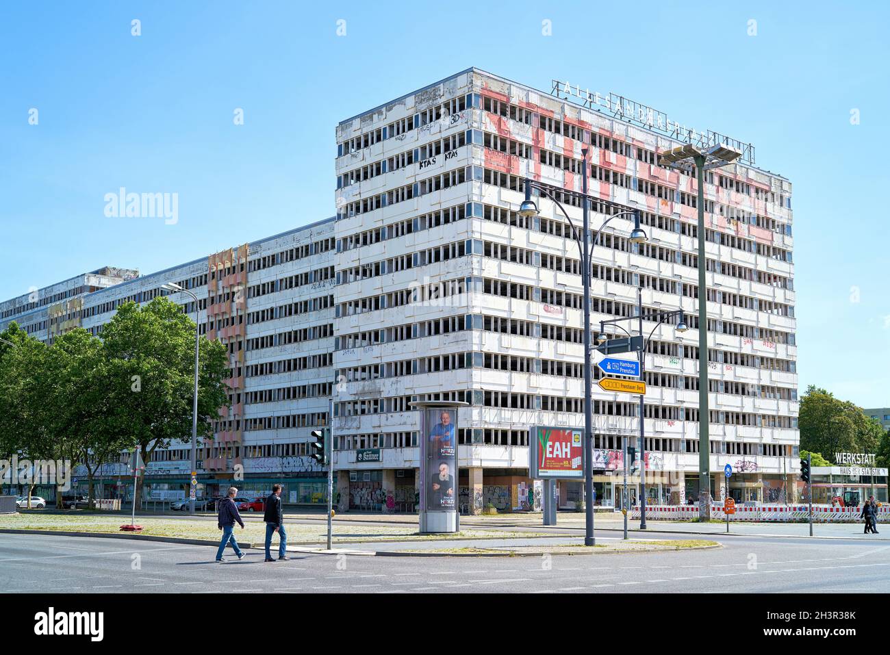 Edificio de oficinas vacío en un cruce de calles en Karl-Marx-Allee en el centro de Berlín Foto de stock