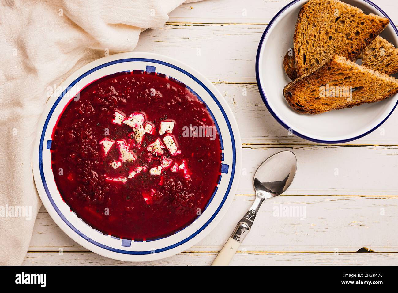 Sopa de remolacha borscht con jengibre y limón. Foto de stock