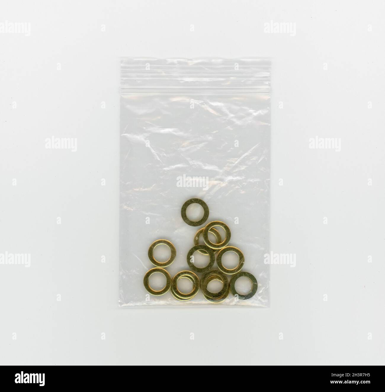 arandelas de latón para bisagras de puerta en una bolsa de plástico  Fotografía de stock - Alamy