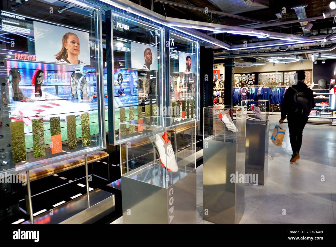 Interior de la tienda Adidas Oxford Street, Londres, Reino Unido de stock -