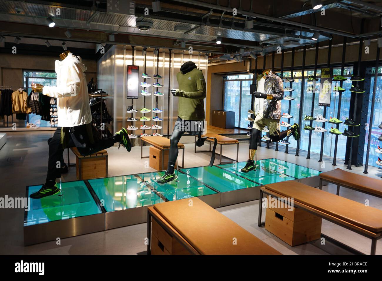 Maniquíes en exhibición en la tienda Adidas en Oxford Street, Londres,  Reino Unido Fotografía de stock - Alamy